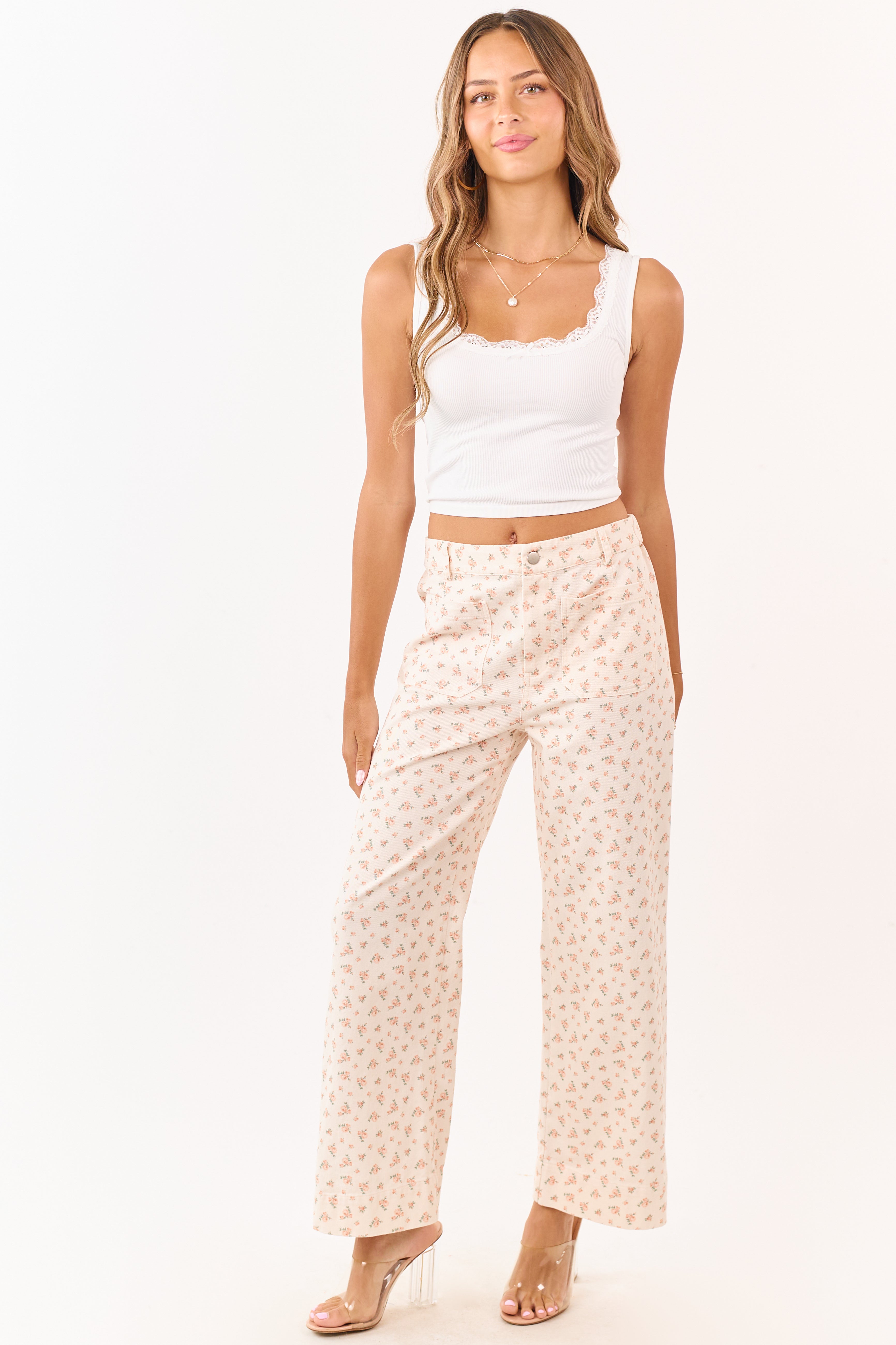 Jeans de pierna ancha color durazno con flores pequeñas y bolsillos de parche