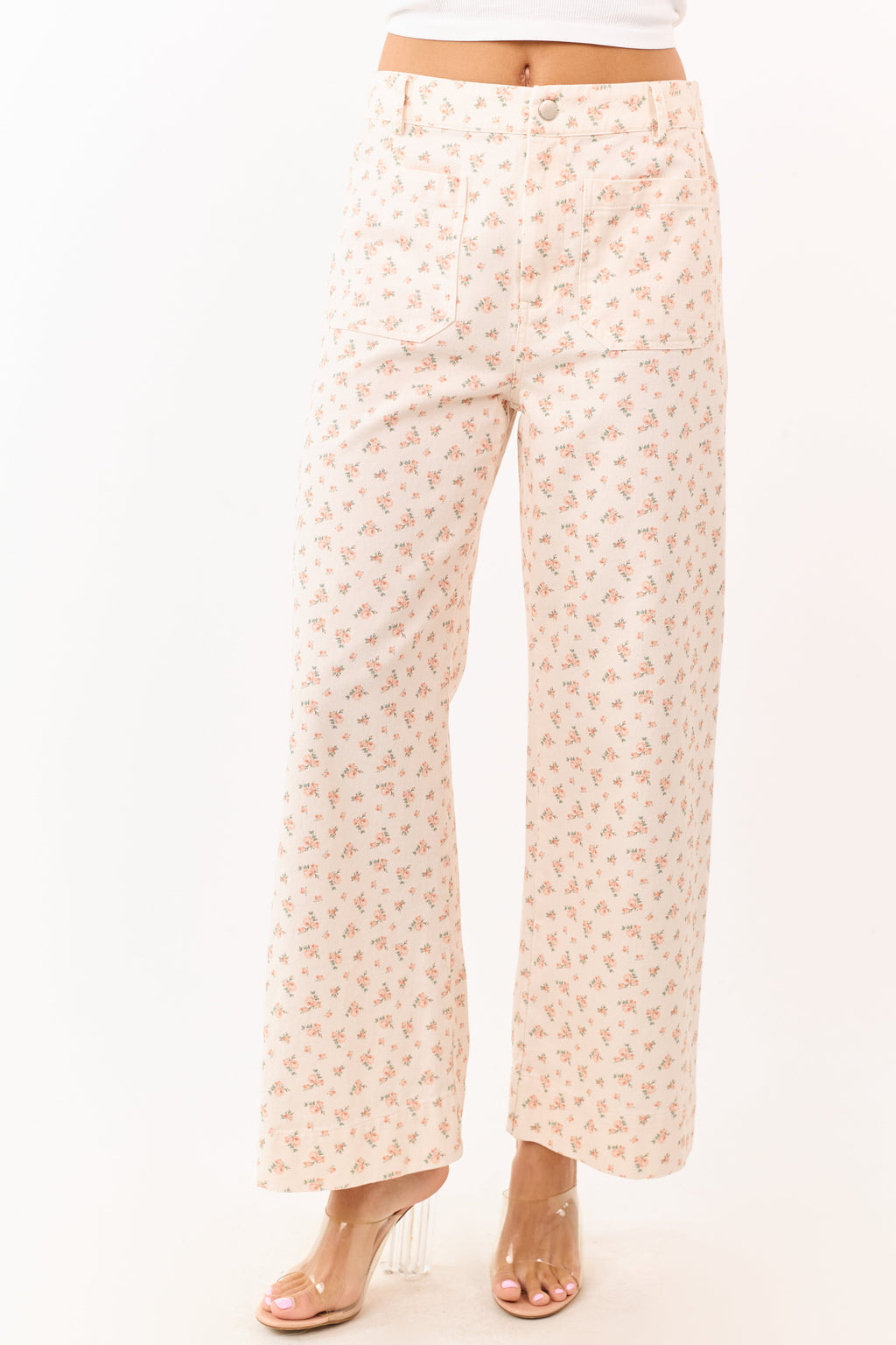 Jeans de pierna ancha color durazno con flores pequeñas y bolsillos de parche