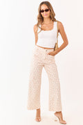 Jeans de pierna ancha color durazno con flores pequeñas y bolsillos de parche