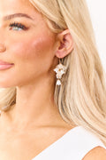 Aretes colgantes de cadena con dije de flor y perla elegantes