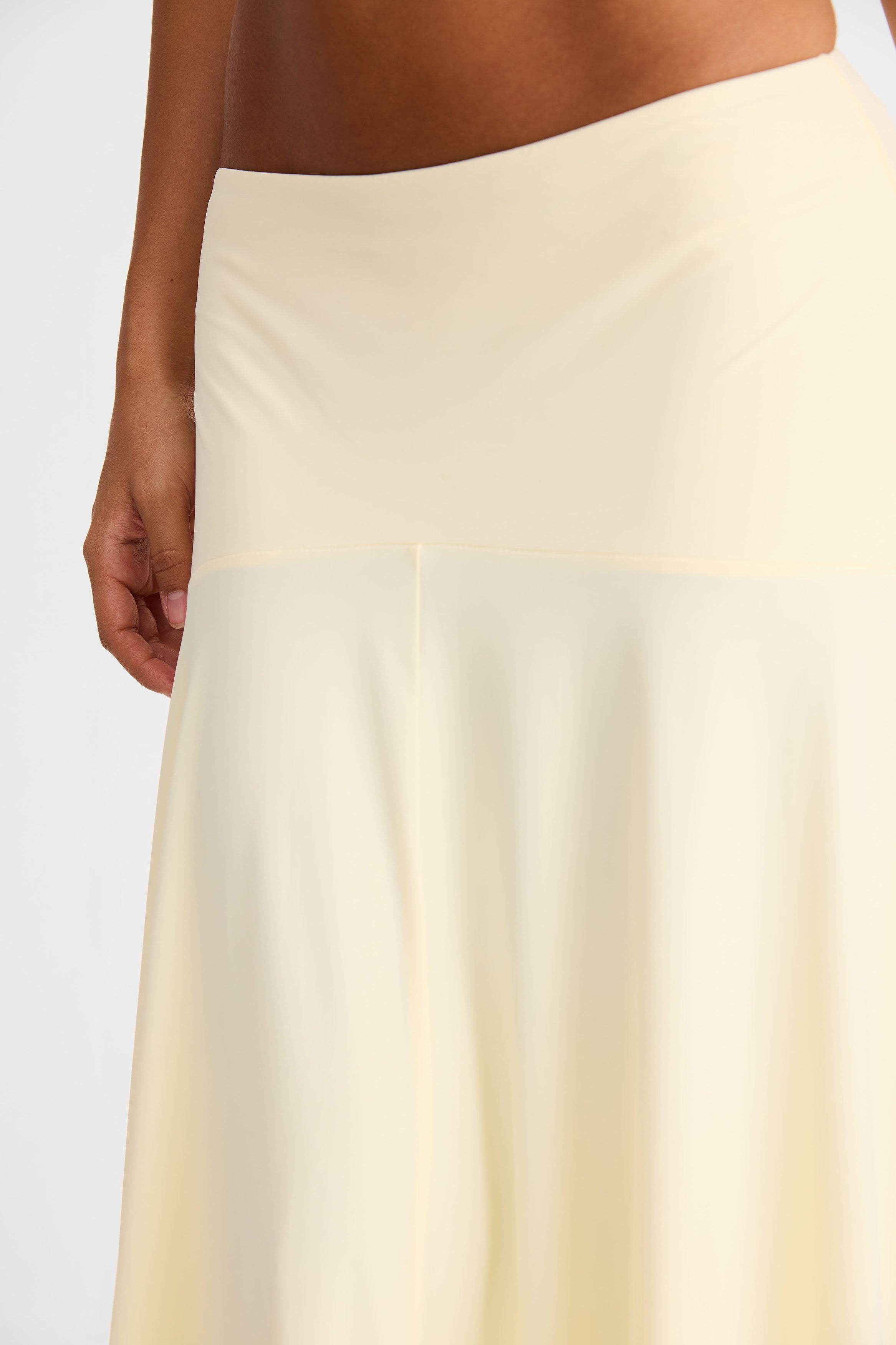 Falda maxi Talia en amarillo mantequilla