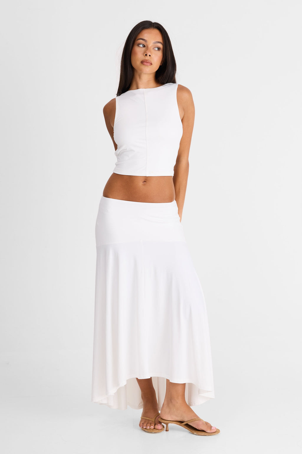 Falda maxi blanca de Talia – caída fluida y silueta elegante