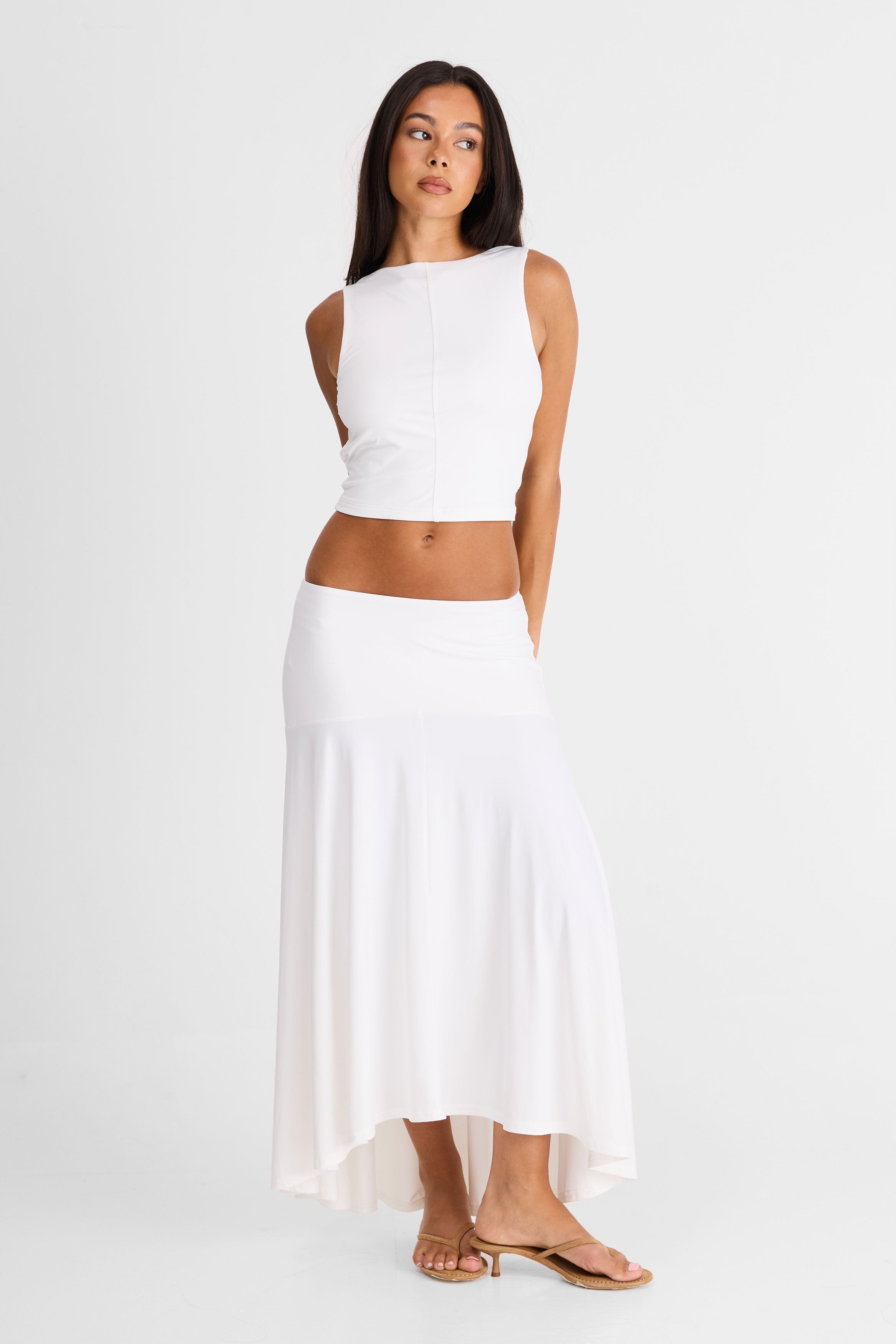 Falda maxi blanca de Talia – caída fluida y silueta elegante