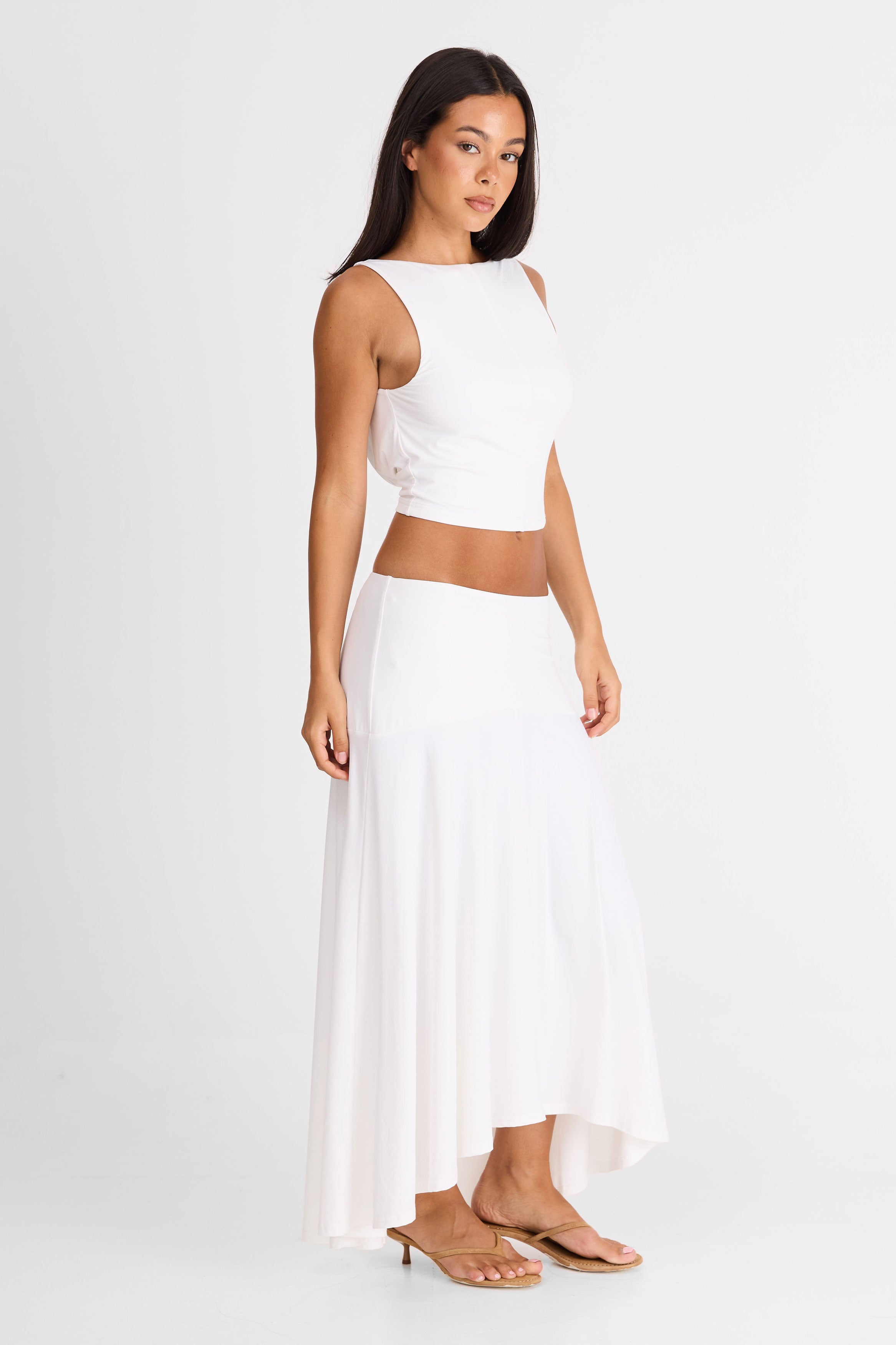 Falda maxi blanca de Talia – caída fluida y silueta elegante