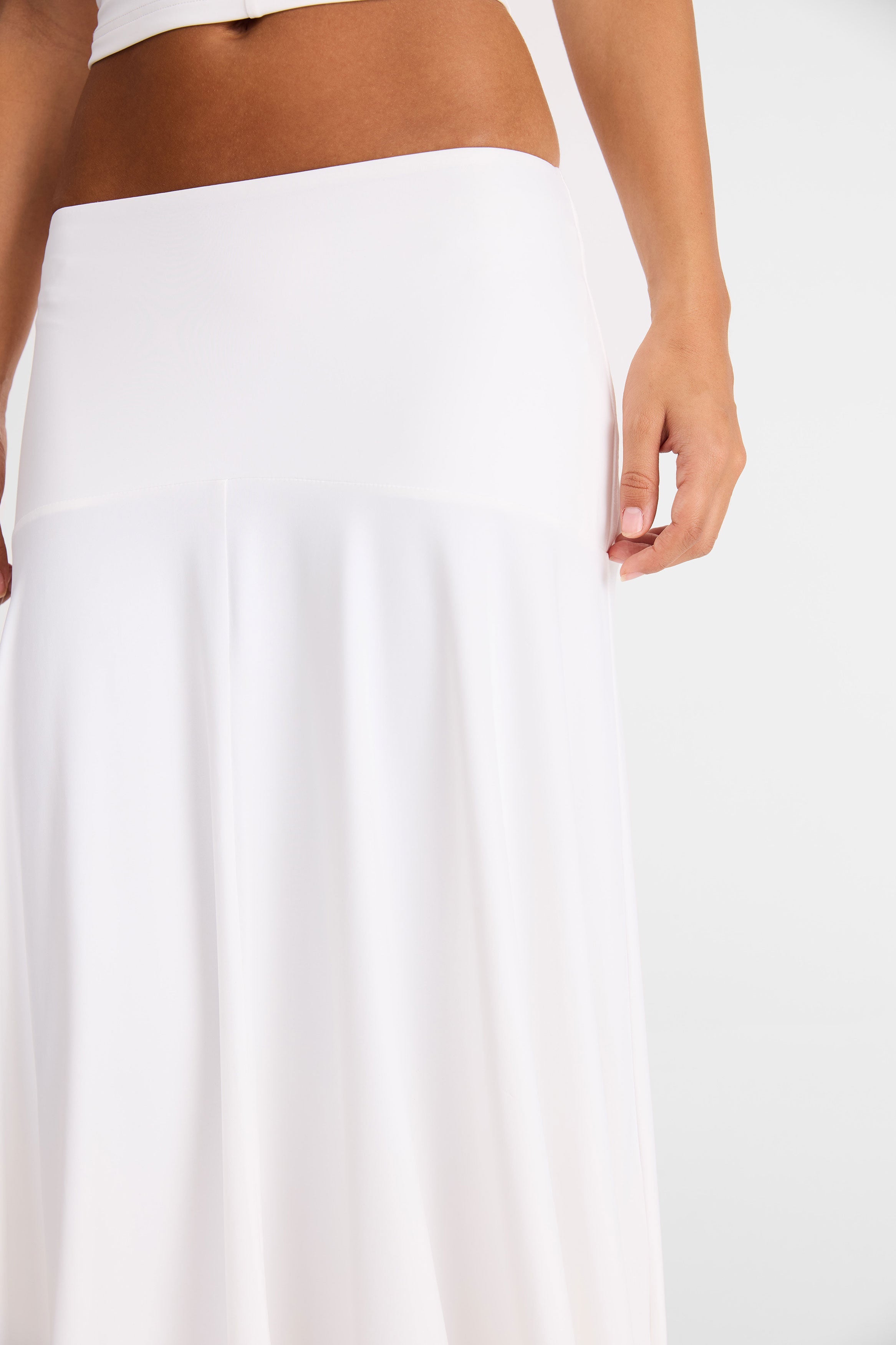 Falda maxi blanca de Talia – caída fluida y silueta elegante