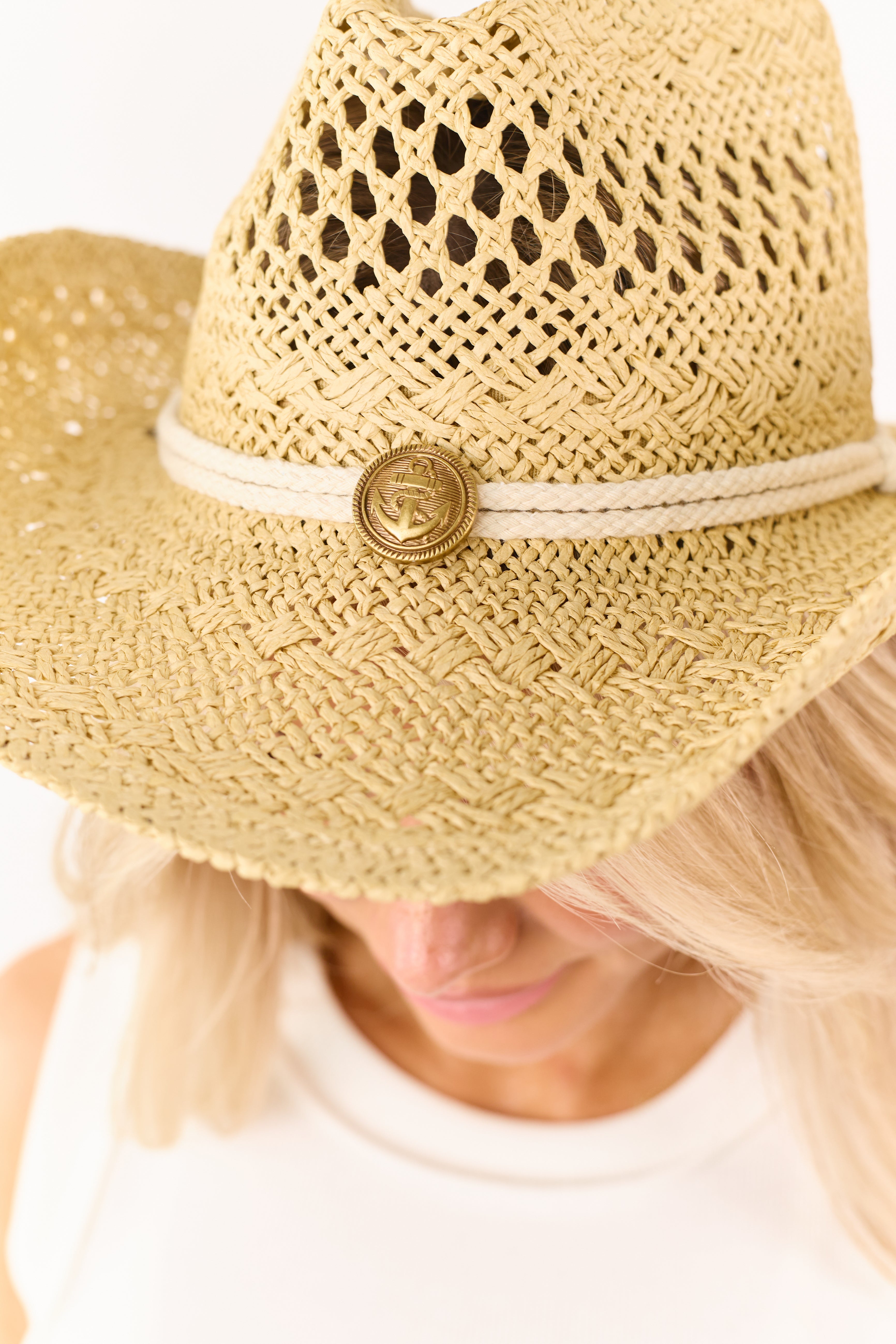 Sombrero vaquero de paja trenzada con colgante en forma de ancla color arena
