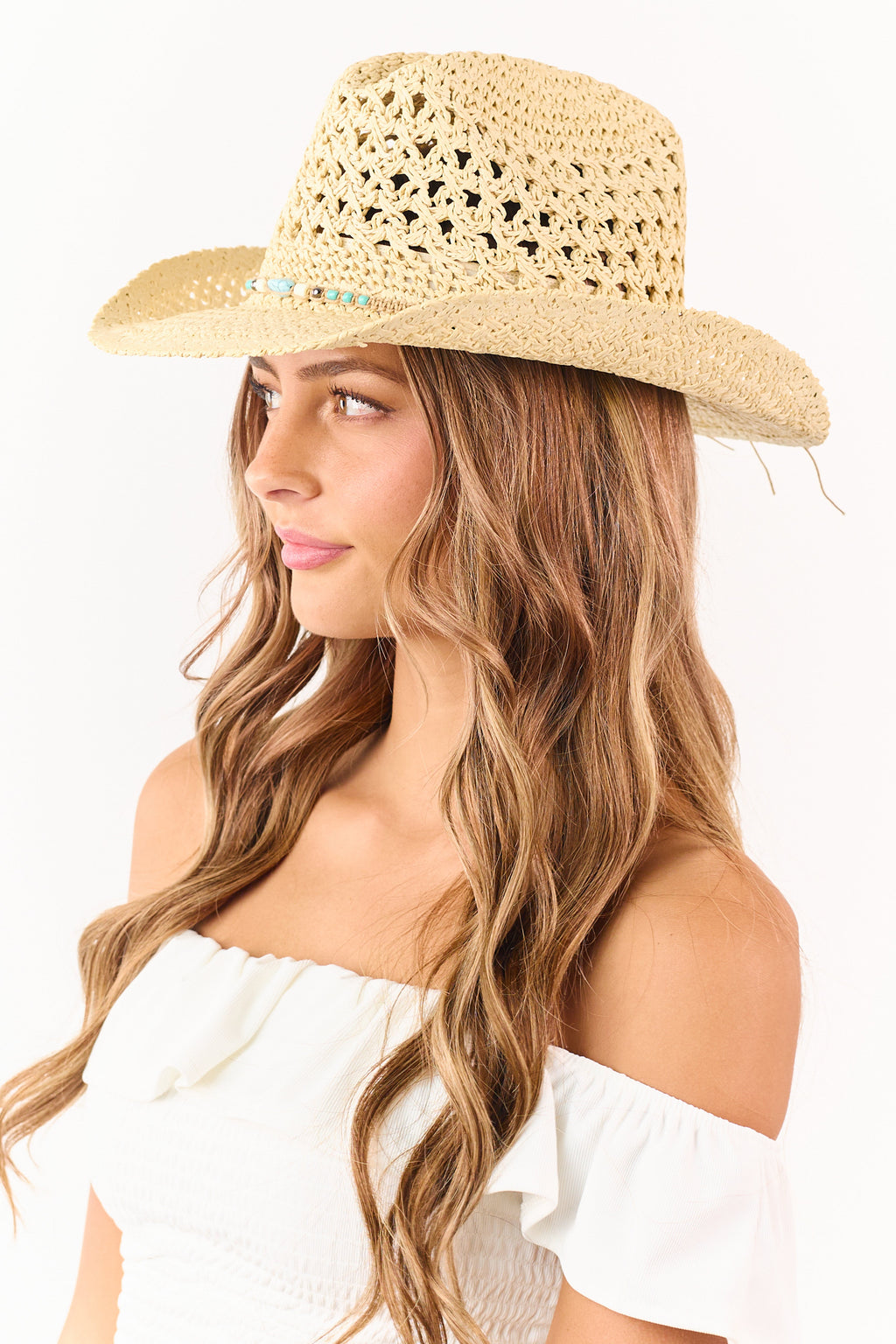 Sombrero vaquero de paja tejida con detalles de cuentas en color arena