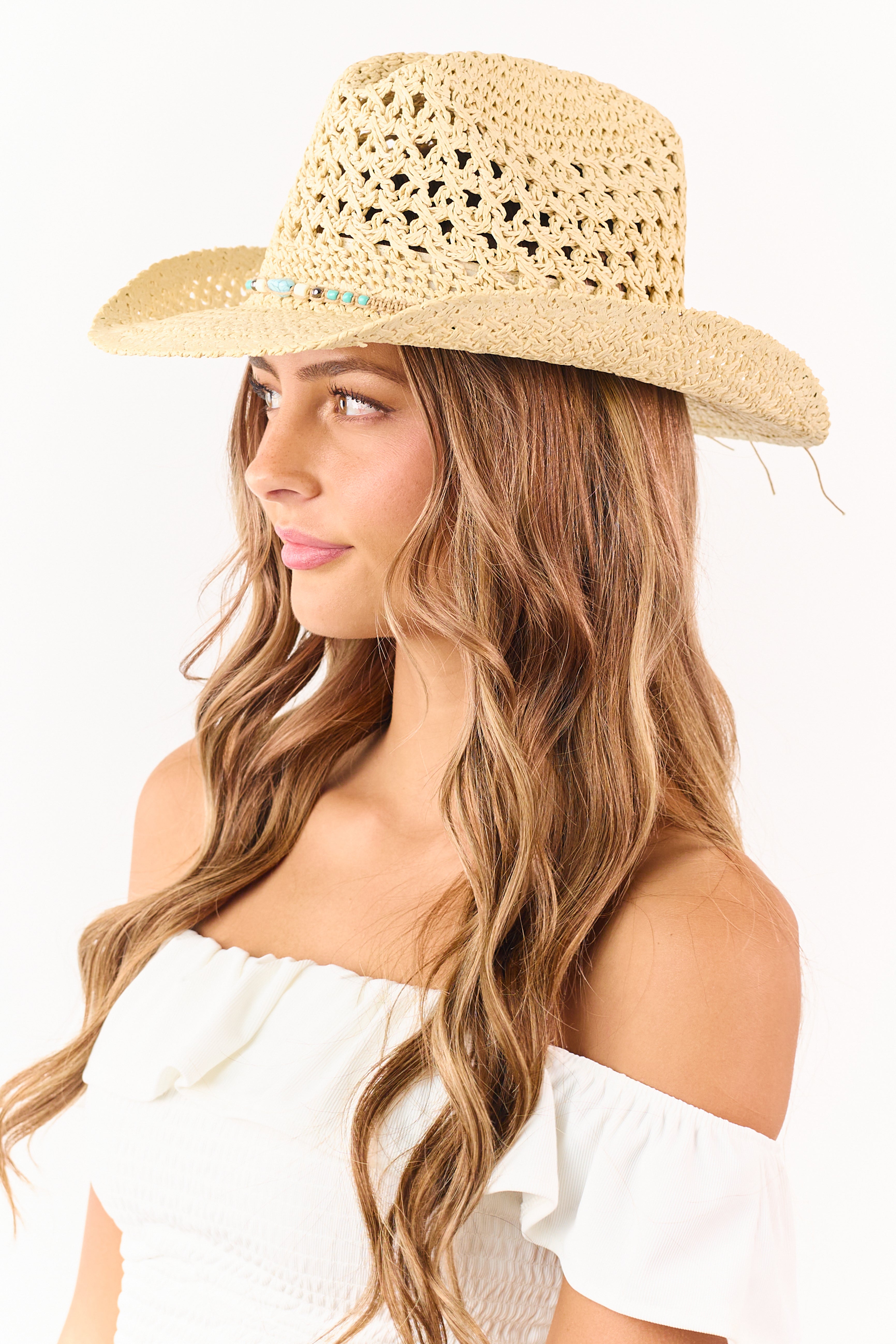 Sombrero vaquero de paja tejida con detalles de cuentas en color arena