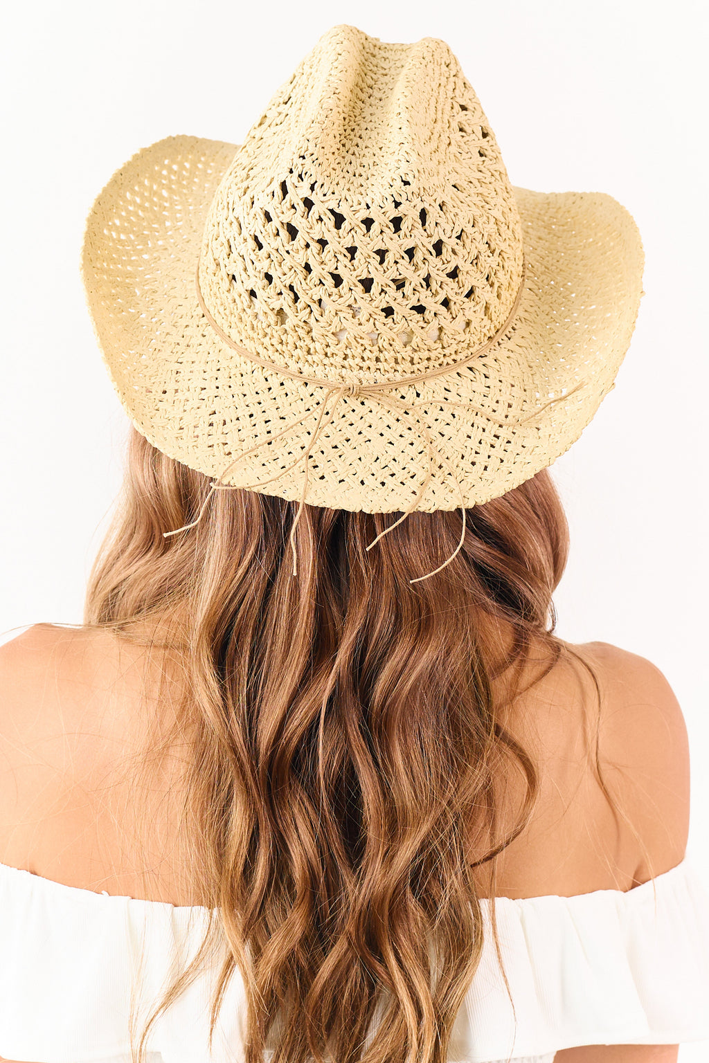 Sombrero vaquero de paja tejida con detalles de cuentas en color arena