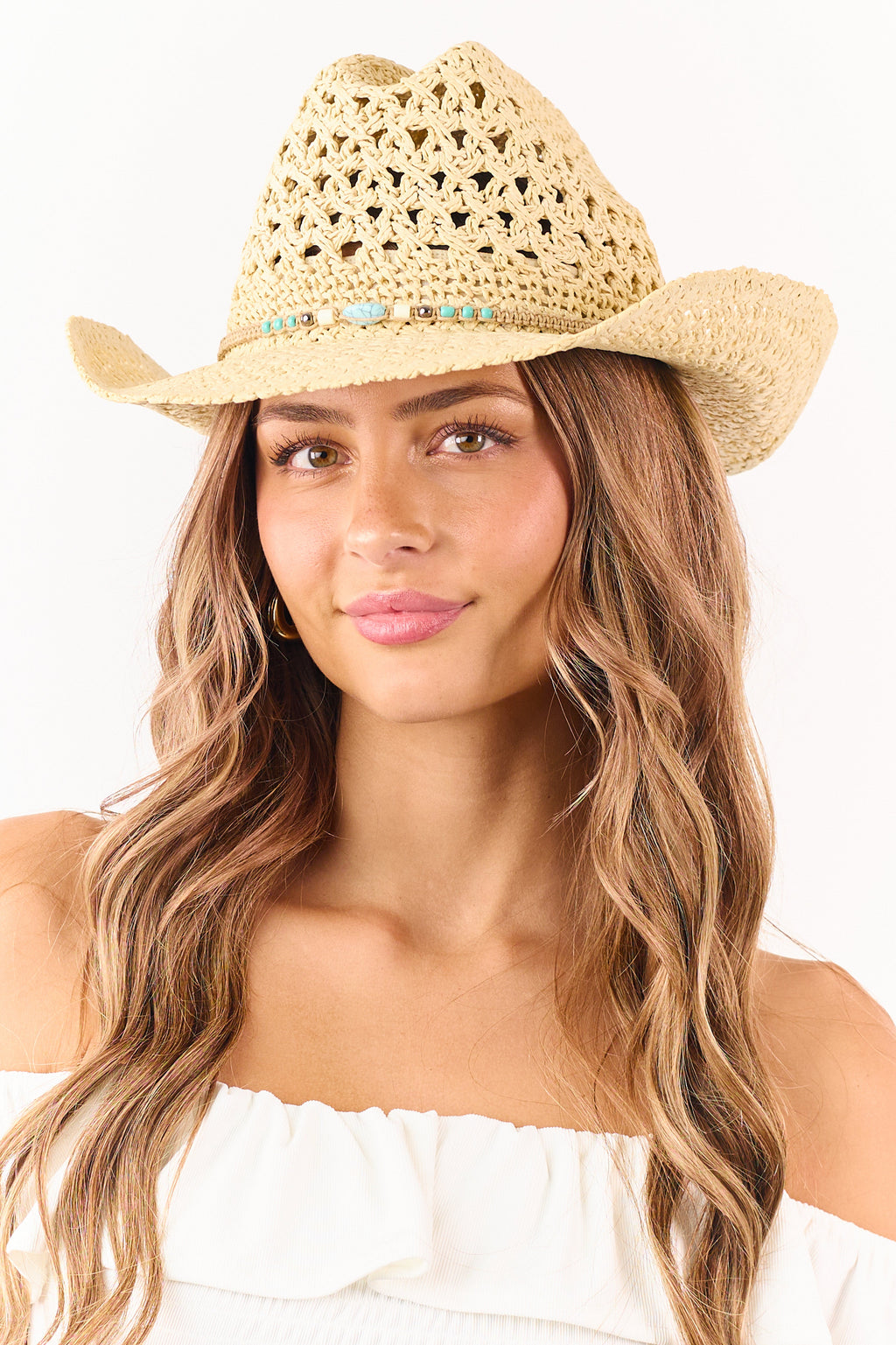 Sombrero vaquero de paja tejida con detalles de cuentas en color arena