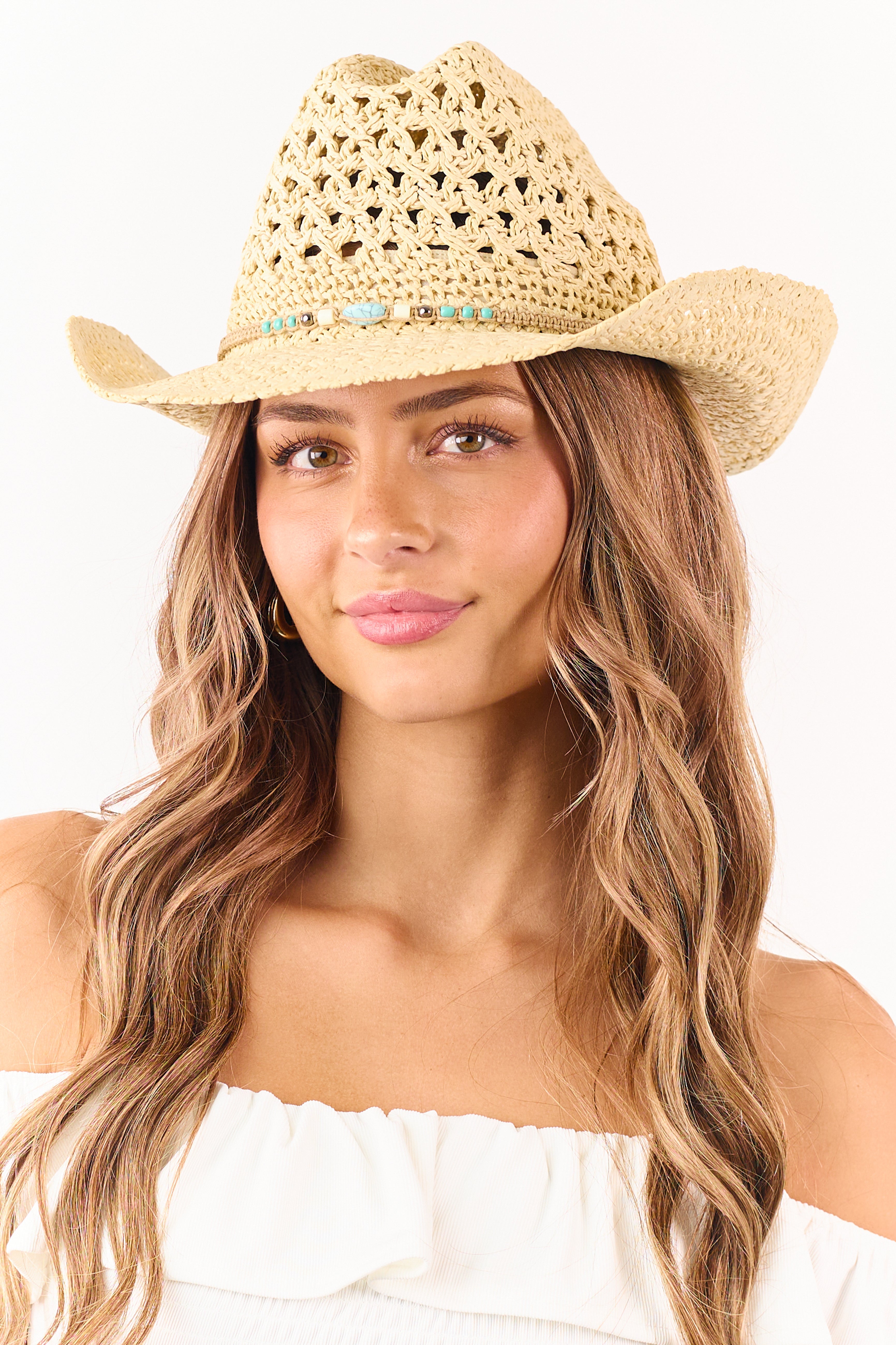 Sombrero vaquero de paja tejida con detalles de cuentas en color arena