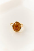 Anillo grande y audaz con piedra ovalada de resina de arenisca