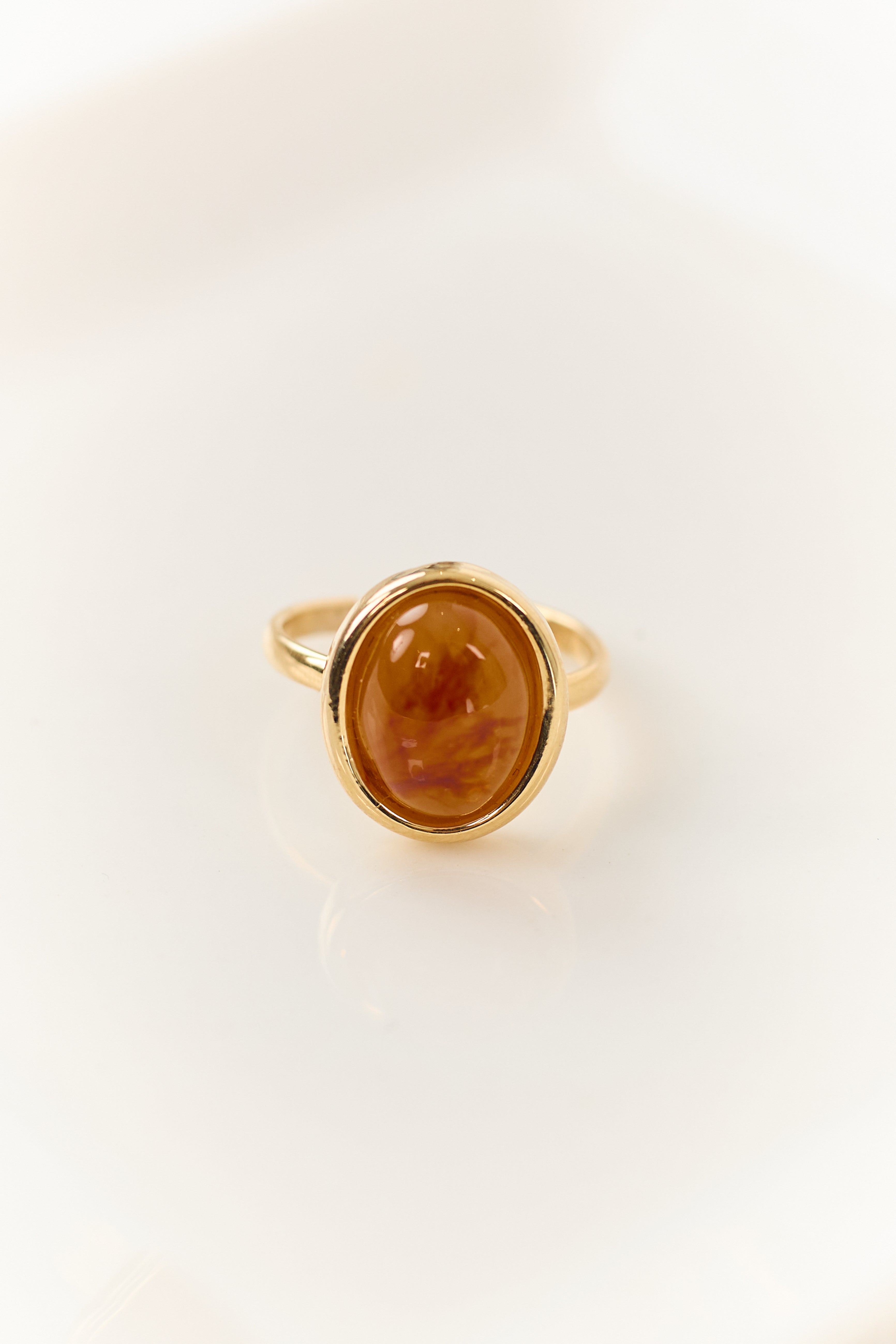 Anillo grande y audaz con piedra ovalada de resina de arenisca