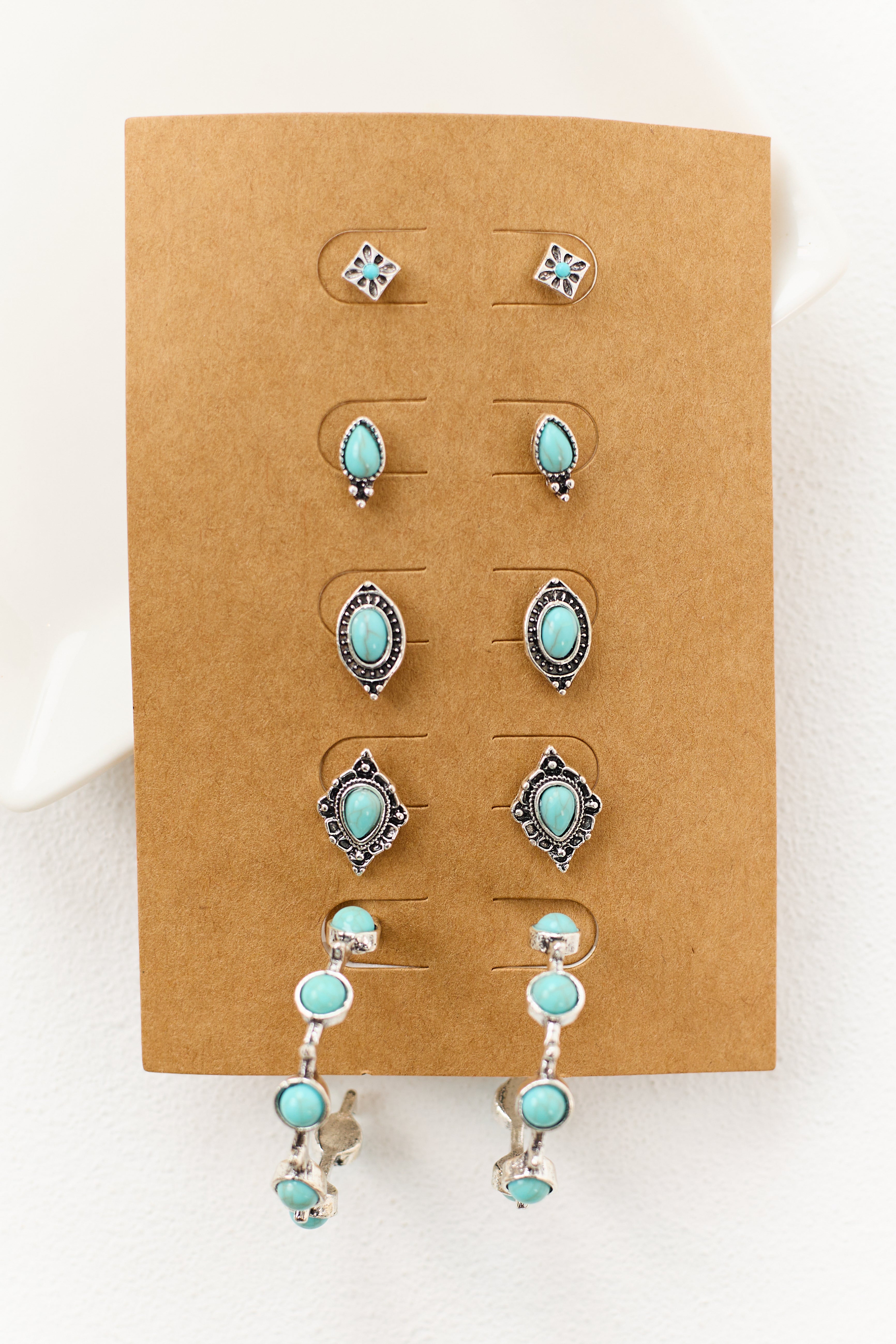 Conjunto de pendientes en tono plateado con piedra turquesa - estilos variados