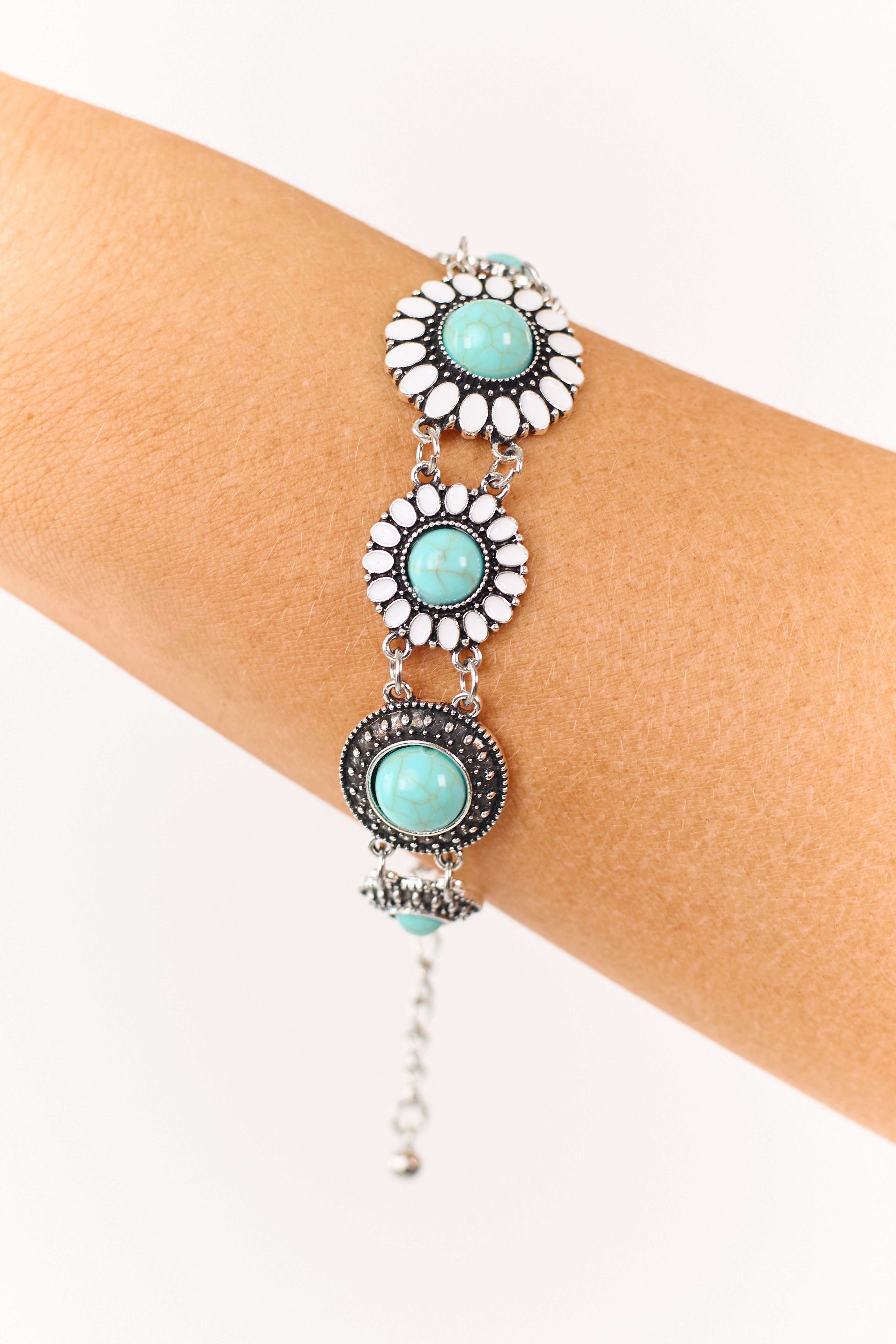 Pulsera de cadena de plata de ley con concho floral y piedra de turquesa