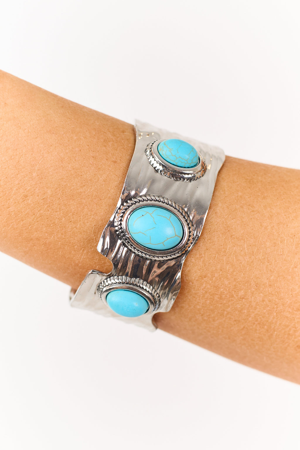 Pulsera rígida de plata con piedra turquesa texturizada - pieza de declaración elegante