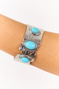 Pulsera rígida de plata con piedra turquesa texturizada - pieza de declaración elegante