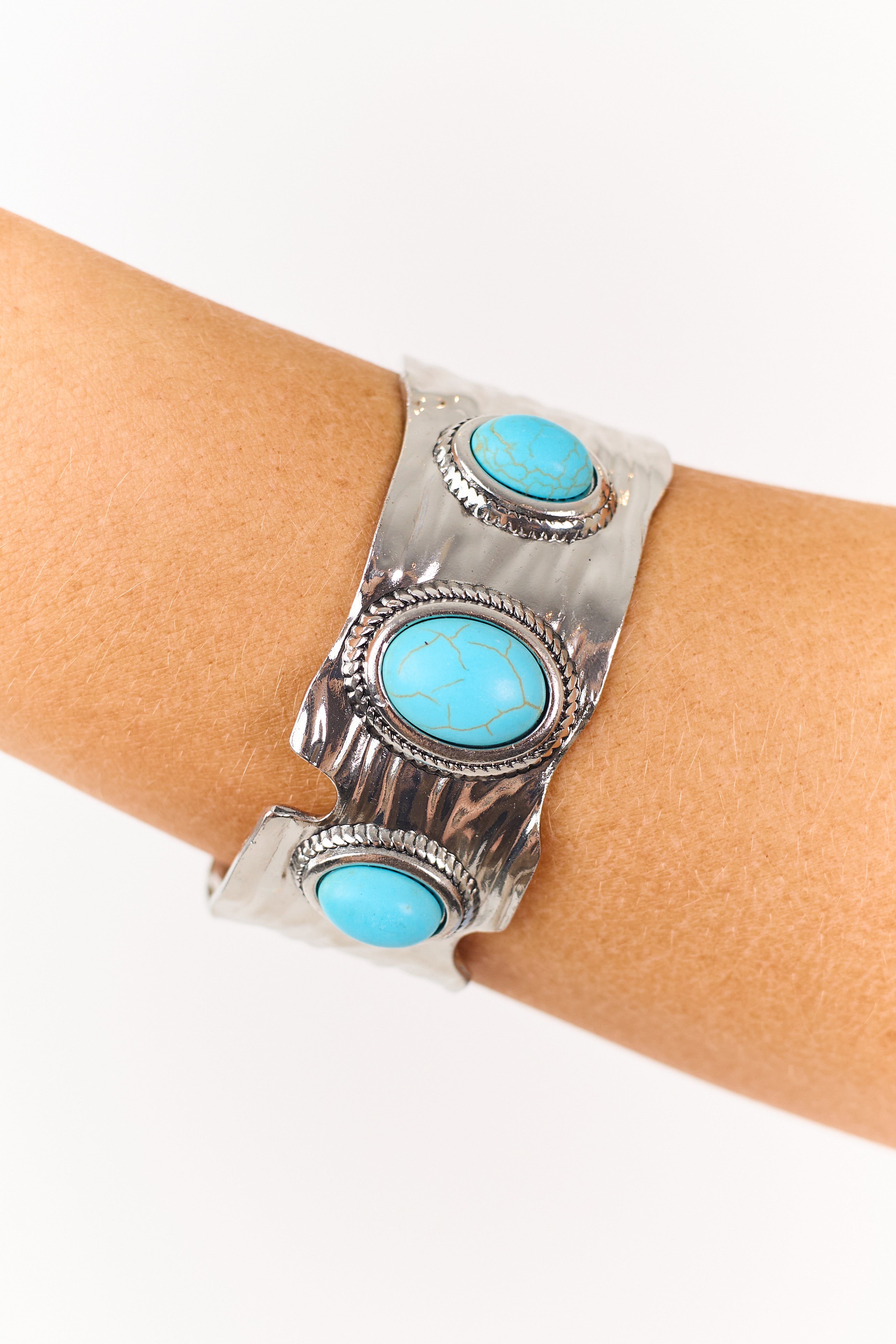 Pulsera rígida de plata con piedra turquesa texturizada - pieza de declaración elegante