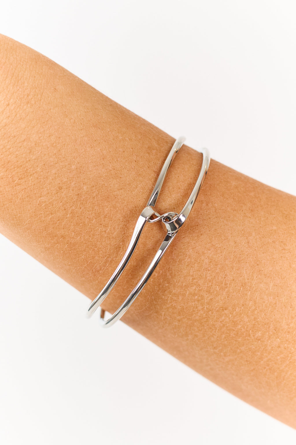 Pulsera abierta de alambre de plata retorcido