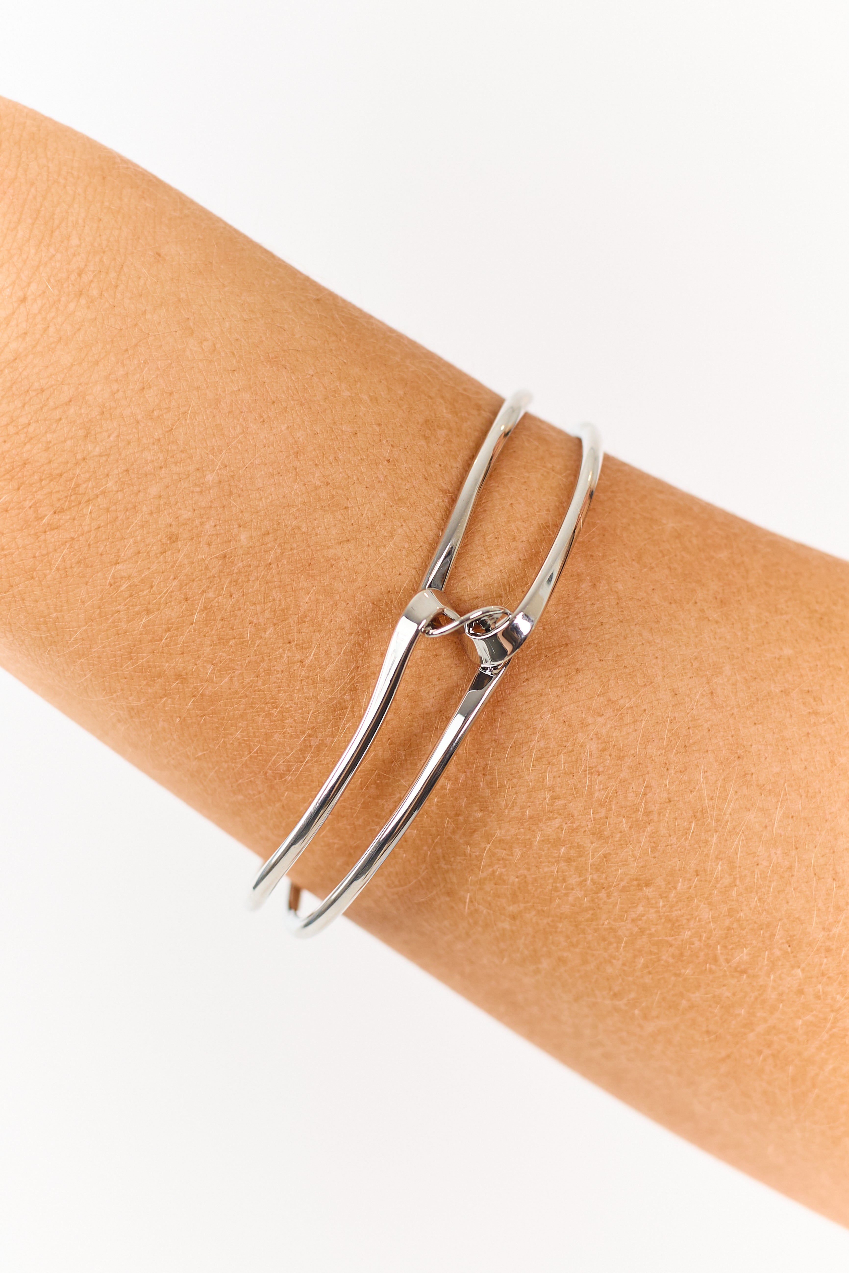 Pulsera abierta de alambre de plata retorcido