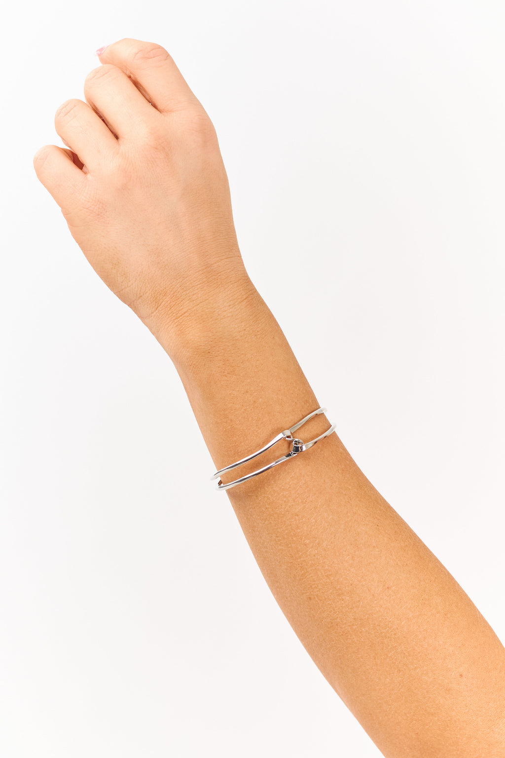 Pulsera abierta de alambre de plata retorcido