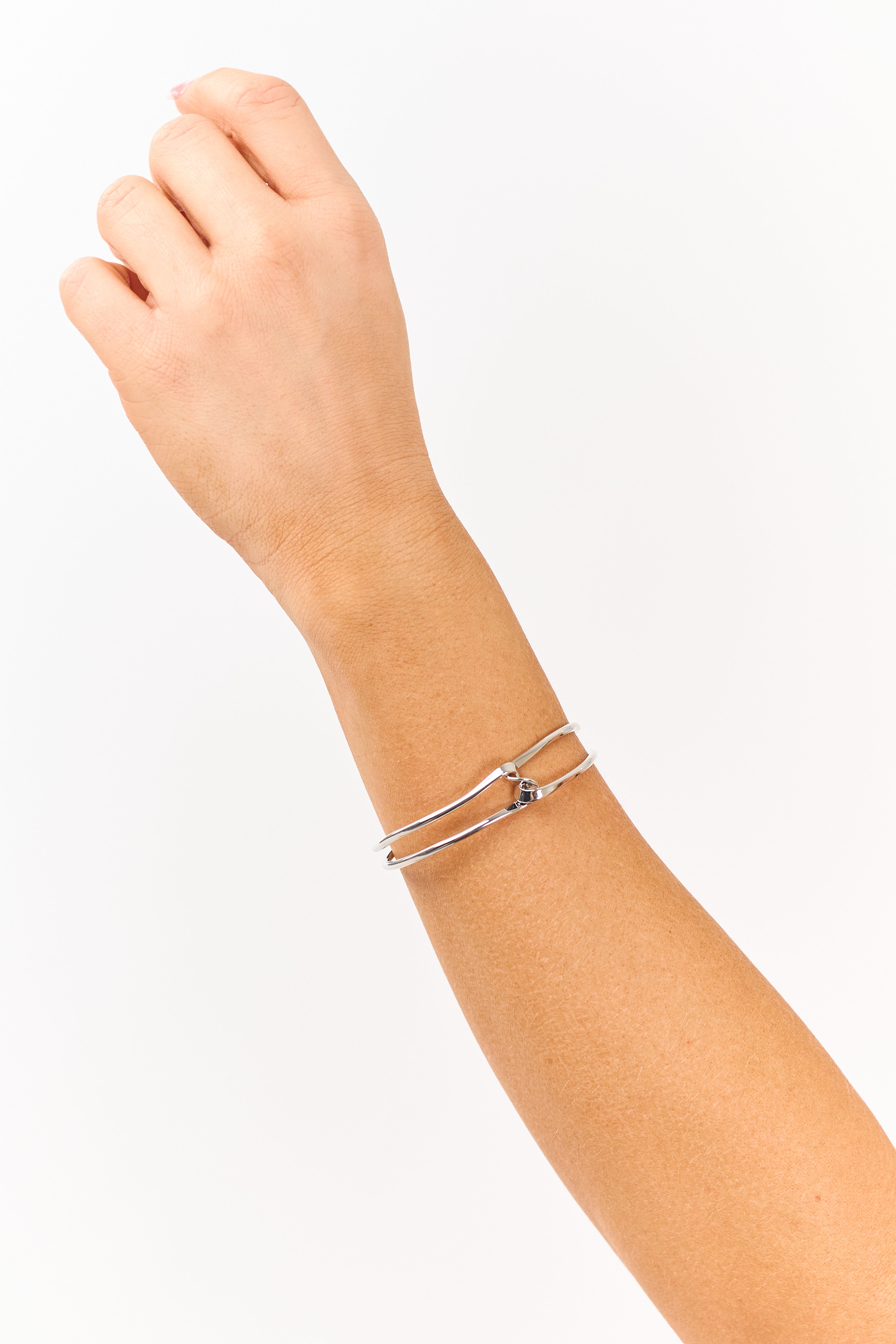 Pulsera abierta de alambre de plata retorcido