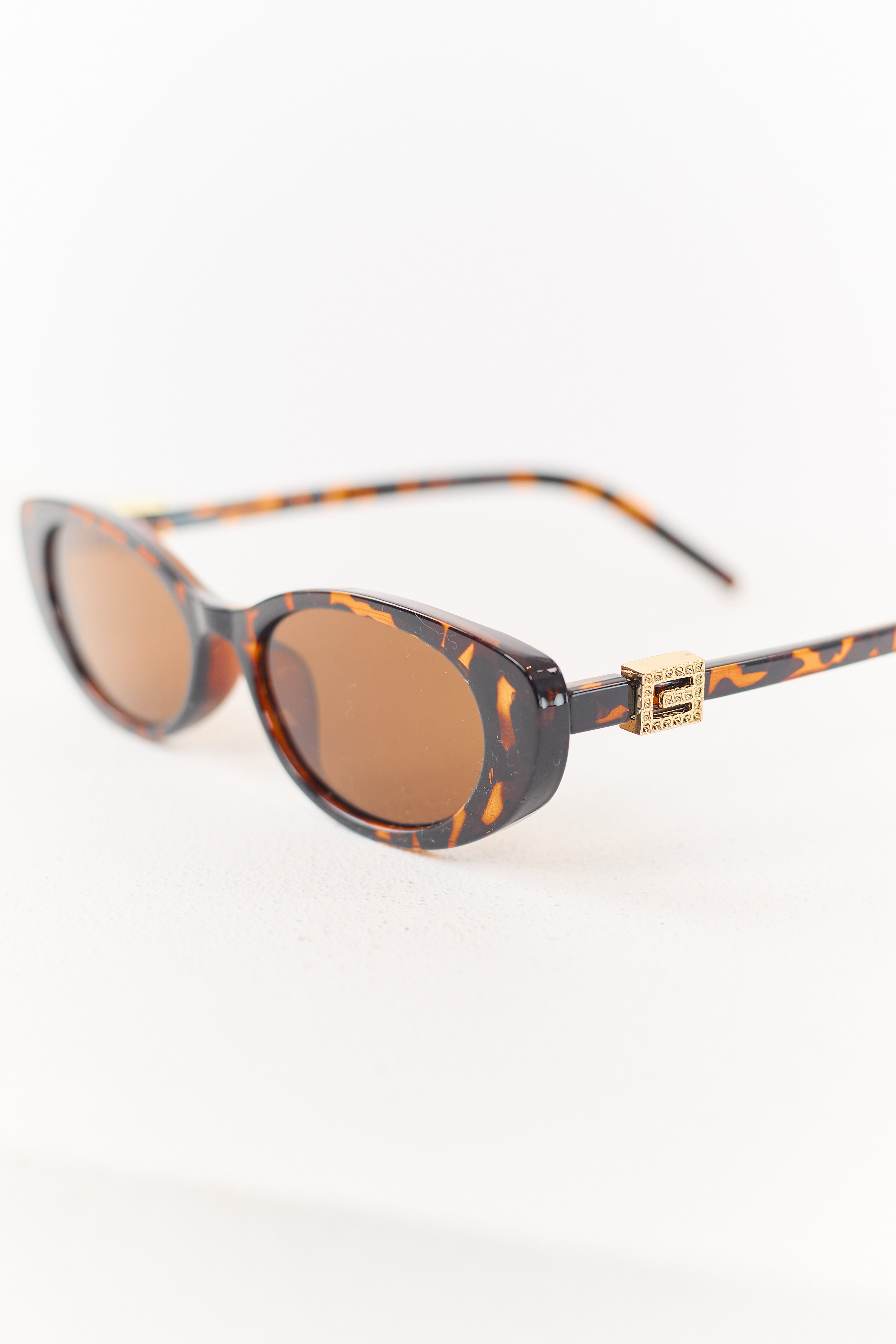 Gafas de sol con montura oval en carey especiado y detalles de acento