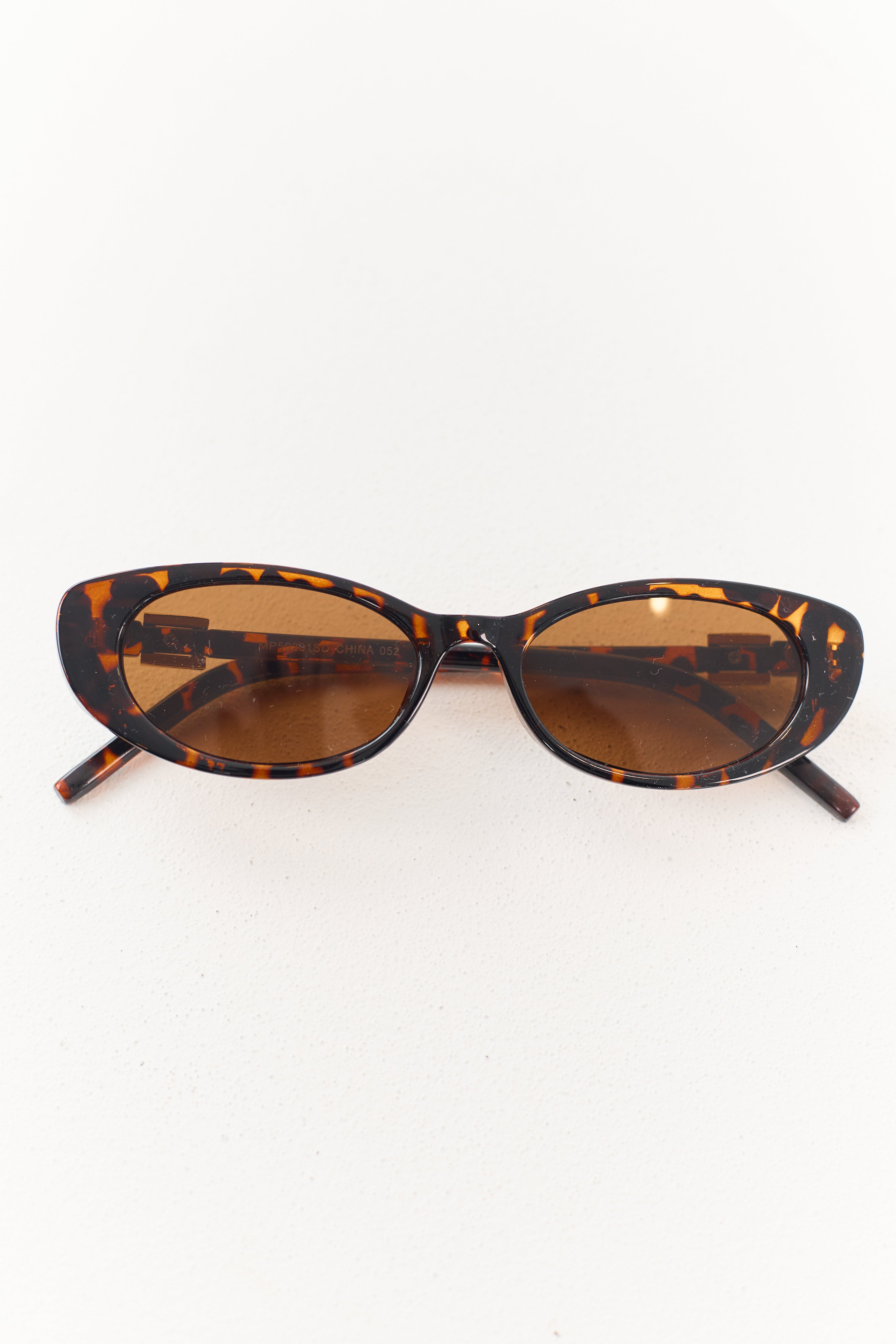 Gafas de sol con montura oval en carey especiado y detalles de acento