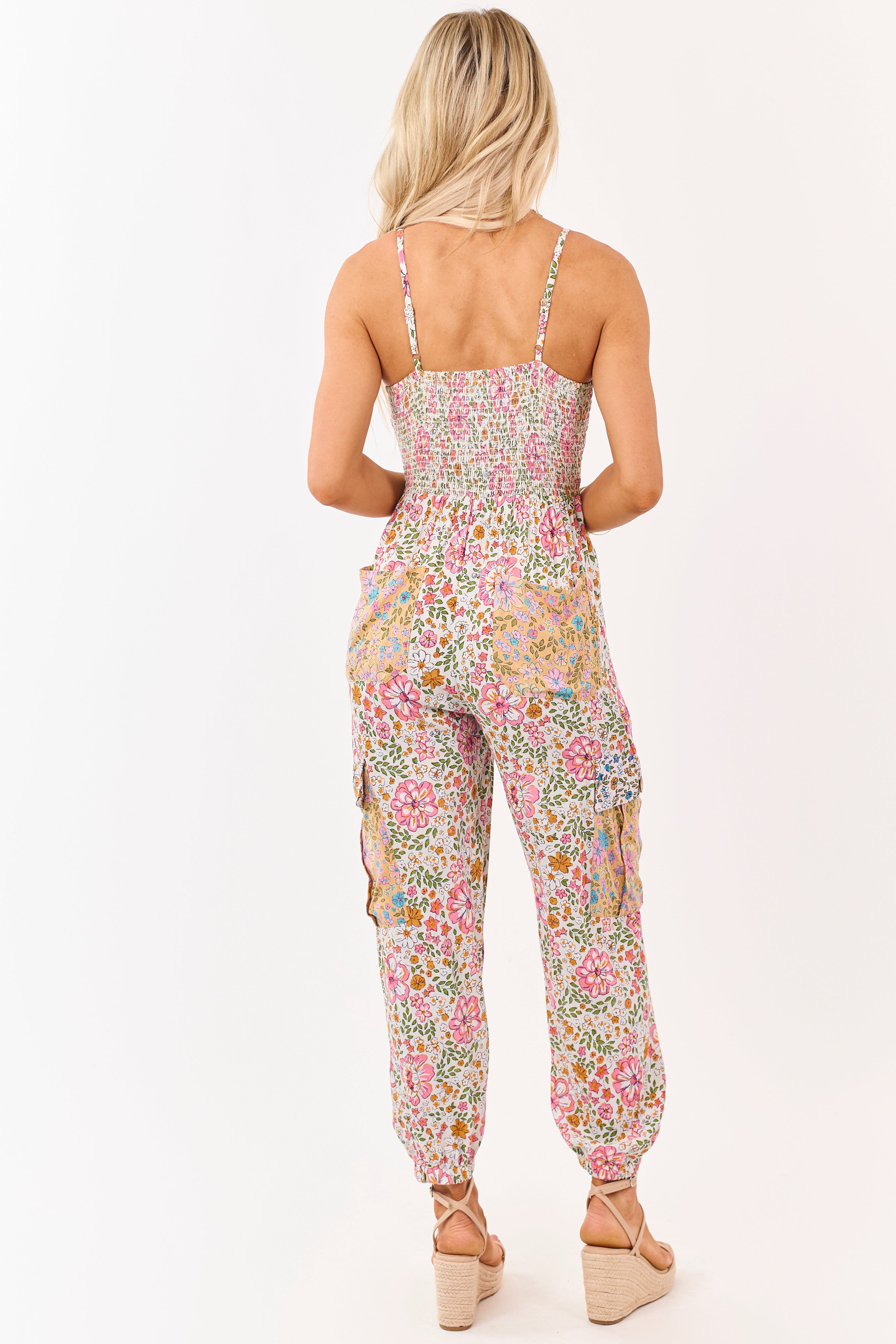 Mono estampado floral vainilla con nudo frontal y bolsillos cargo