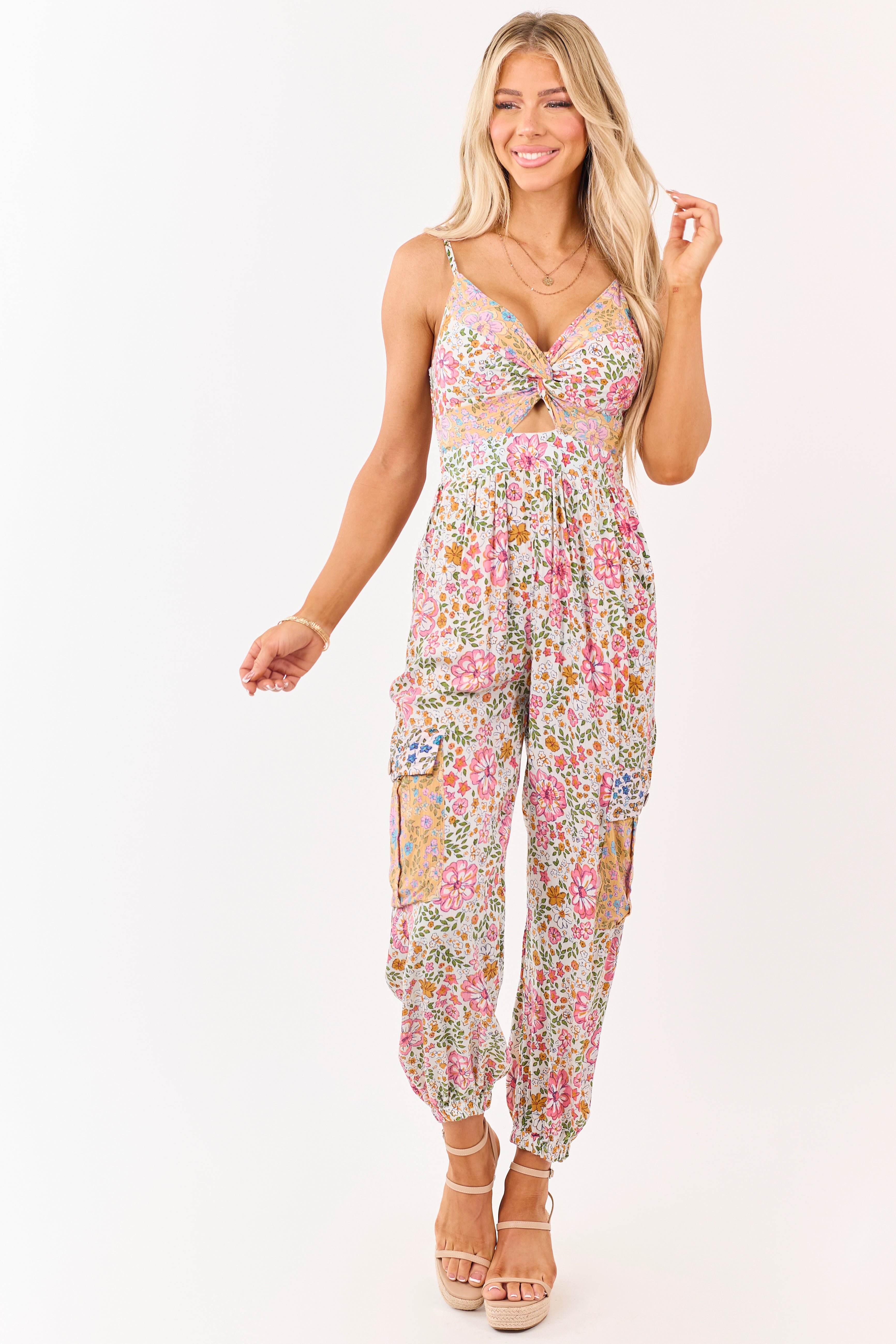 Mono estampado floral vainilla con nudo frontal y bolsillos cargo