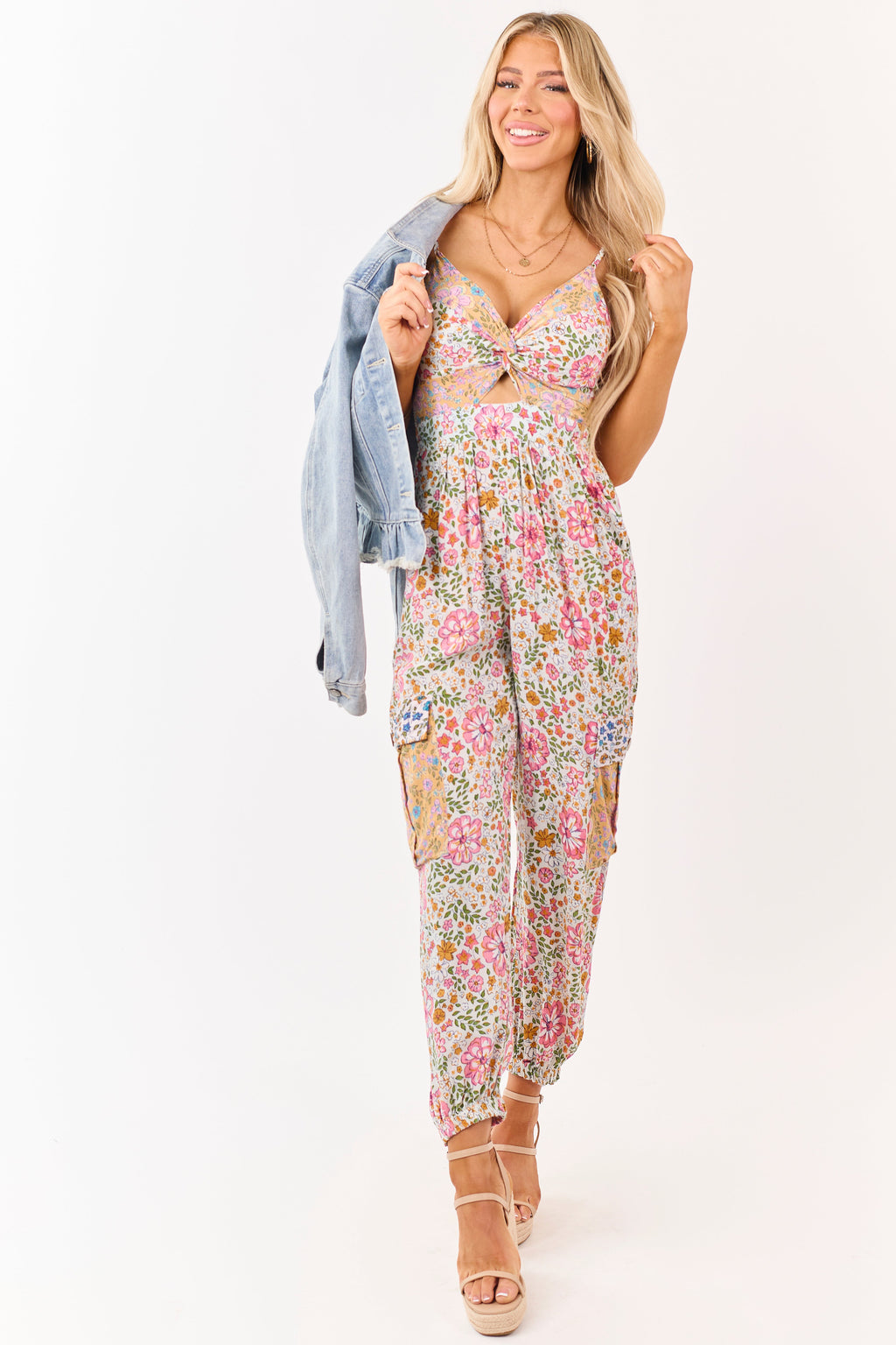 Mono estampado floral vainilla con nudo frontal y bolsillos cargo