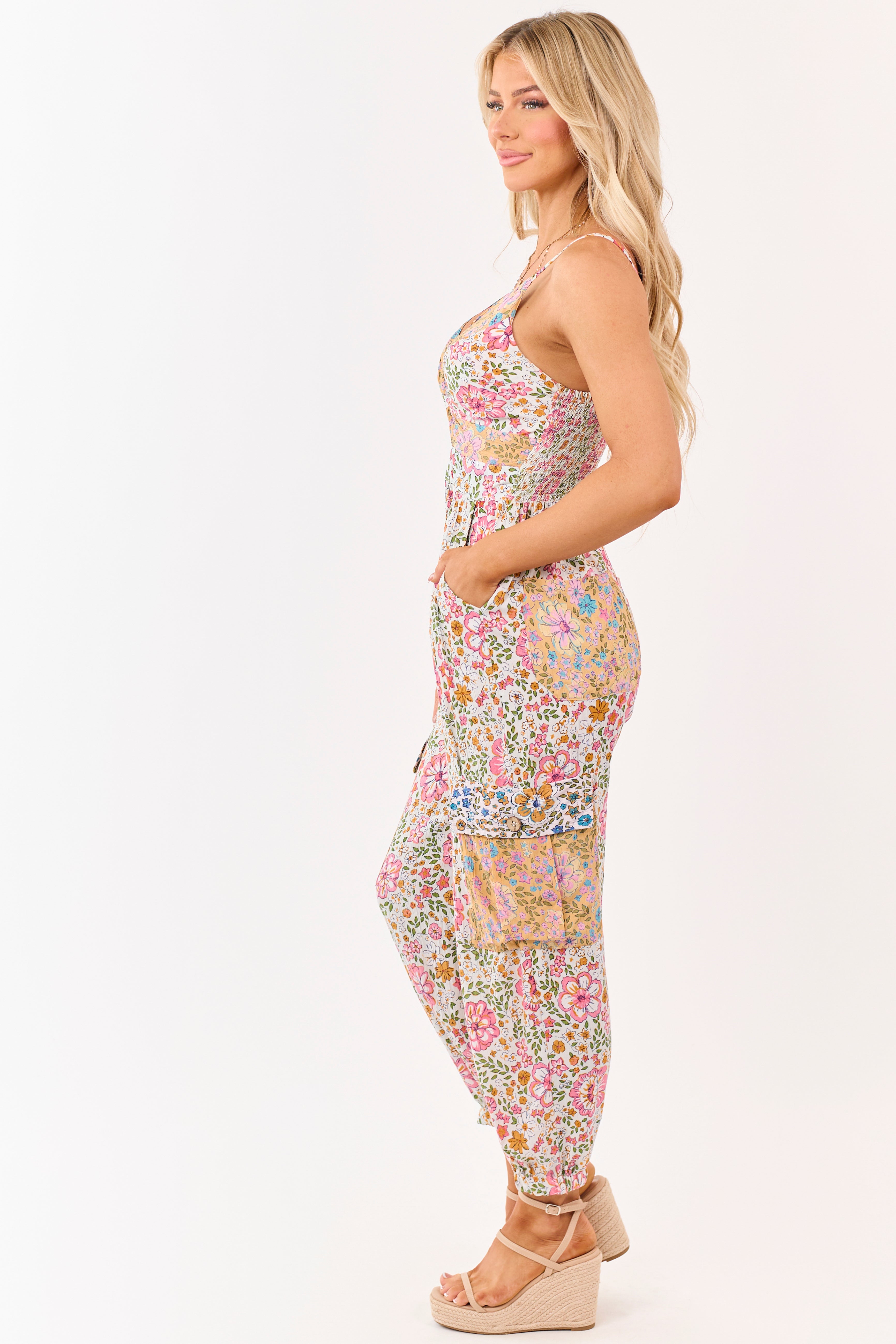 Mono estampado floral vainilla con nudo frontal y bolsillos cargo